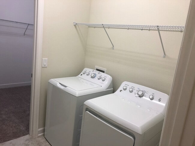 Building Photo - Lakefront Single Story 3/2 Home  FREE wash...