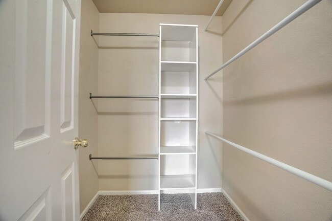 Building Photo - $1,795 - 2 bed/2.5 bath Townhome with new ...