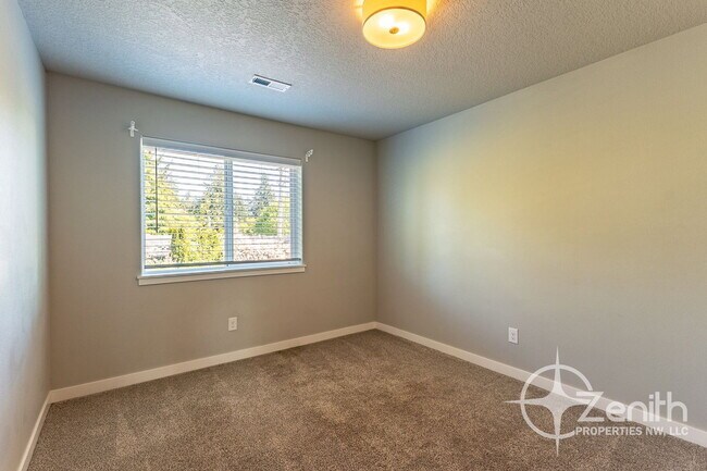 Building Photo - 7415 NE 136th Ave