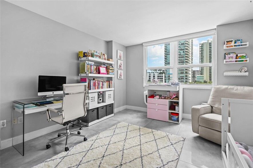 Building Photo - 1155 Brickell Bay Dr