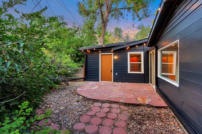 Building Photo - 8845 W Frances Pl
