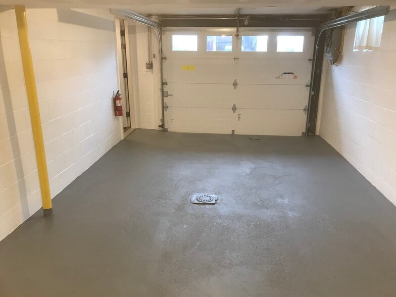 Building Photo - 563 Hickory Dr