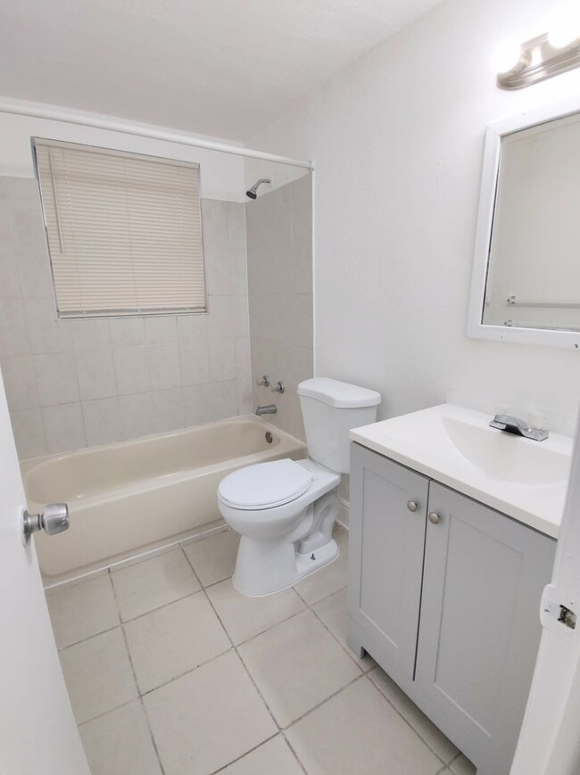 Building Photo - Your Dream Apartment Awaits in Hialeah