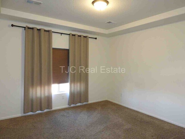 Building Photo - MOVE IN  SPECIAL