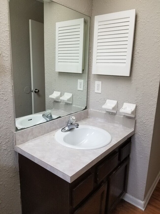 Building Photo - 3 Bed 1 Bath Home