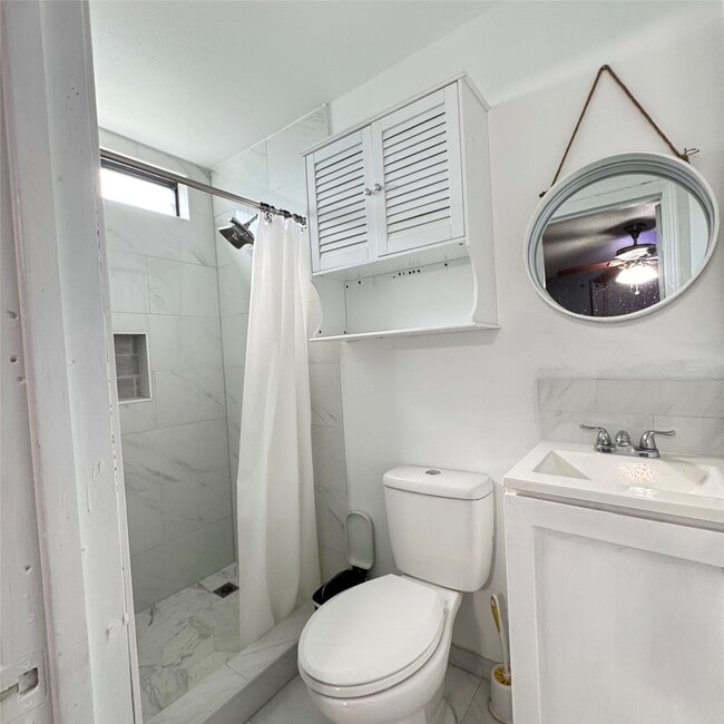 Building Photo - 403 Clear Lake Rd