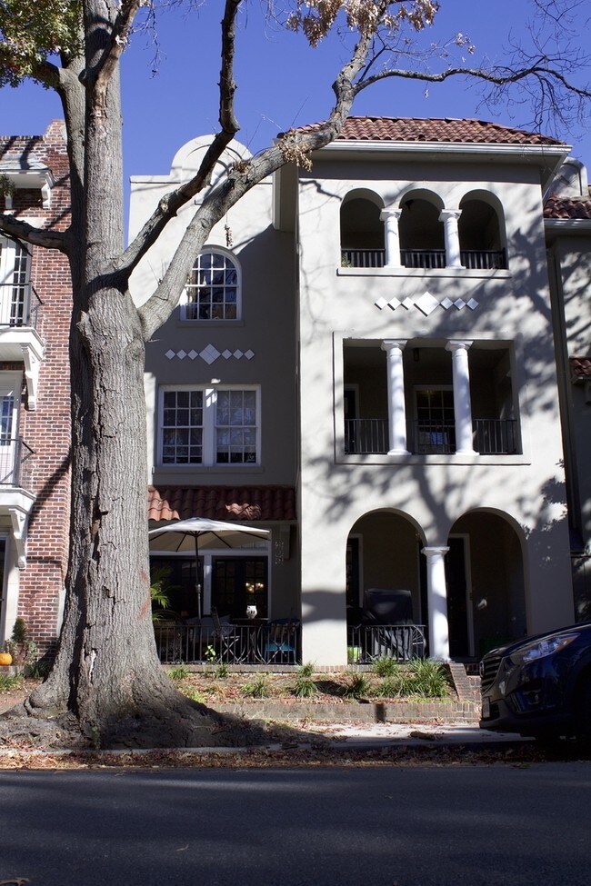 Primary Photo - 2824 Monument Ave
