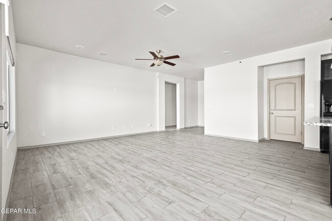 Building Photo - 12049 Hidden Gdns