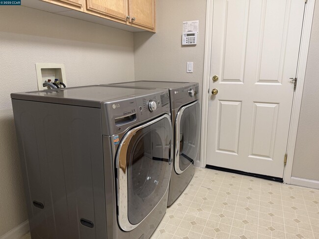 Building Photo - 600 Bourne Ct