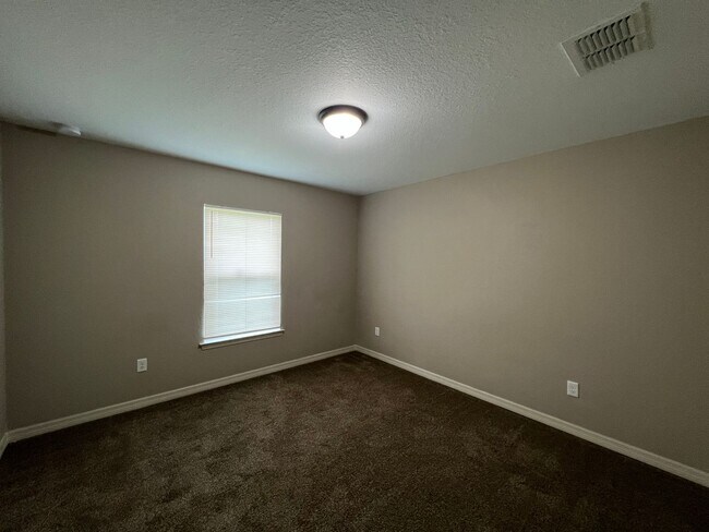 Building Photo - Charming 3 Bedroom 2 Bathroom Home in Ocala!!