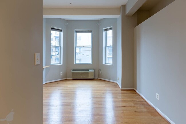 Building Photo - Spacious Two Bedroom Off 14th St. Corridor!