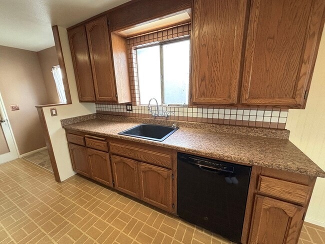 Building Photo - 3 bedroom home in Lakewood available now