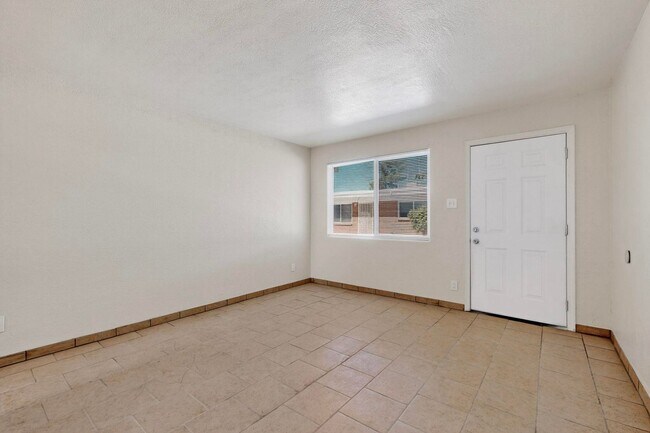 Building Photo - 540 Cardenas Dr SE