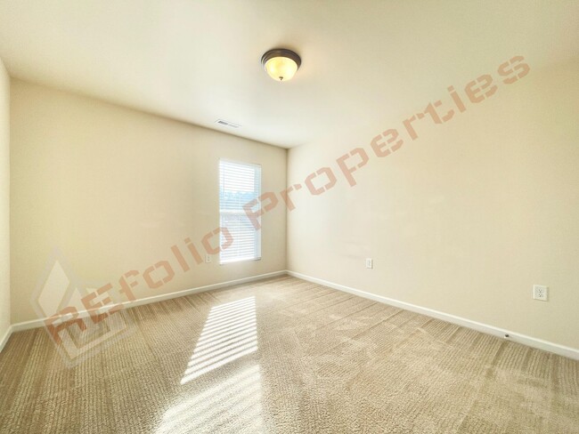 Building Photo - Beautiful 3 Bedroom, 2.5 Bathroom Townhome...