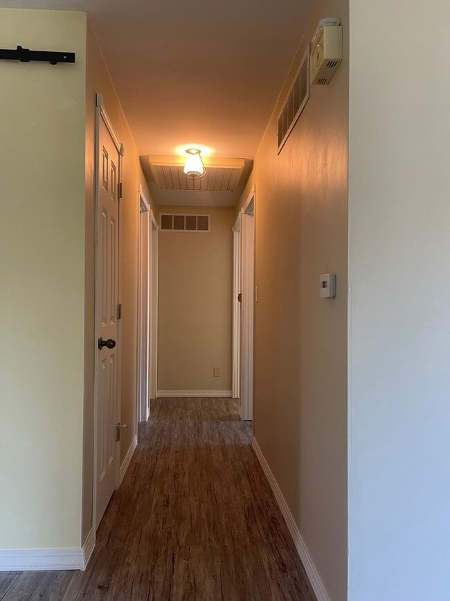 Building Photo - Charming Mid-Century Modern 3 bedroom on the West Side $1700 per month