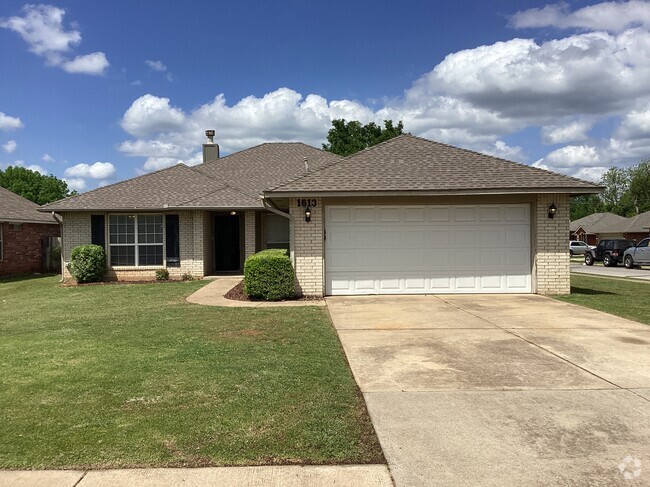 Building Photo - 1613 Brittany Ln
