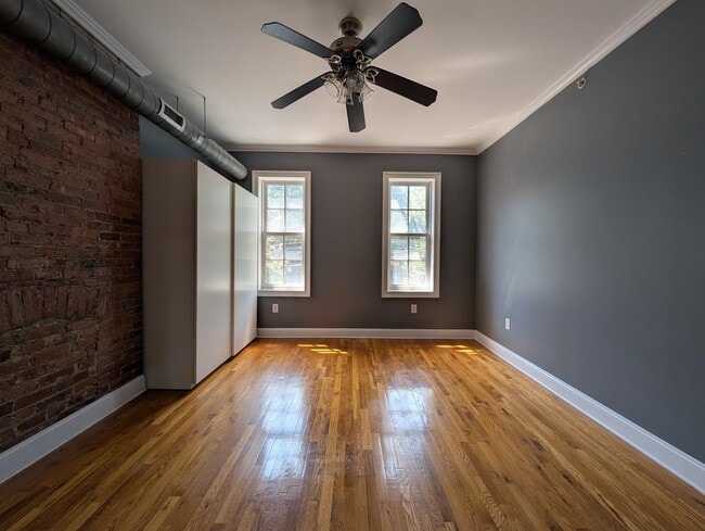 Building Photo - 208 6th St