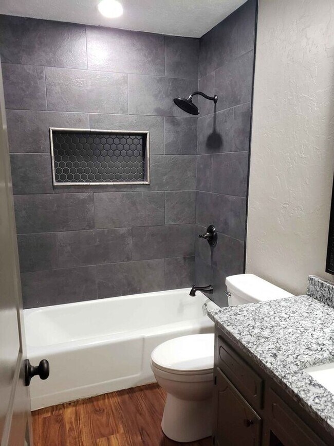 Building Photo - 1009 SE 40th St