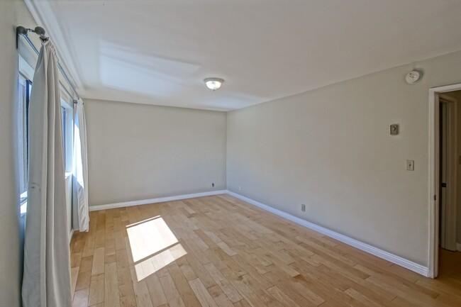 Building Photo - Bright & Airy, 2nd Floor, Corner Unit Cond...