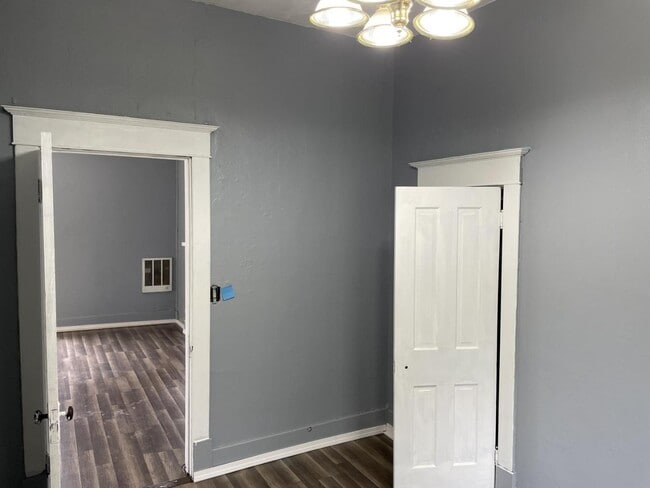 Building Photo - 606 E Randolph Ave