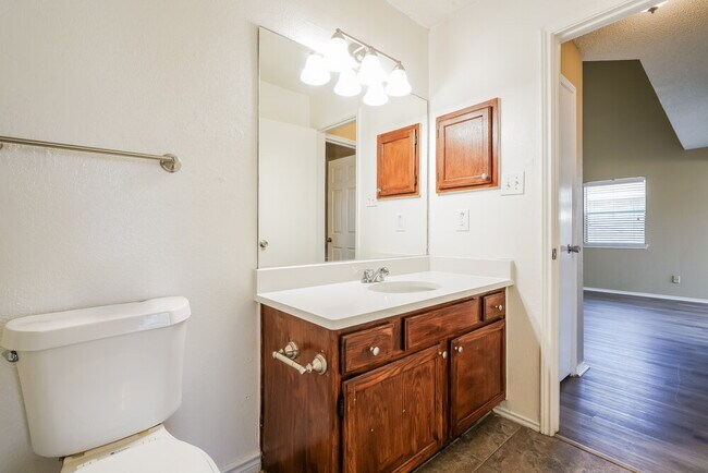 Building Photo - 1433 Grovecrest Dr