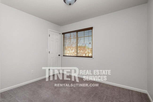 Building Photo - 1707 Grey Bunny Dr