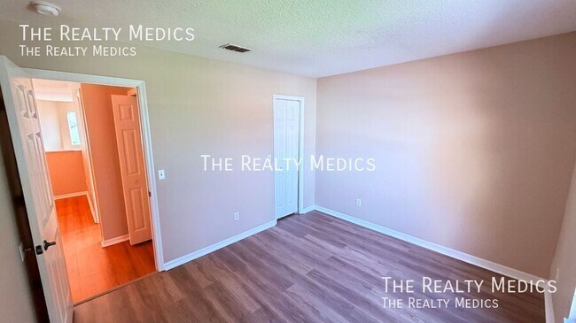Building Photo - 2837 River Ridge Dr