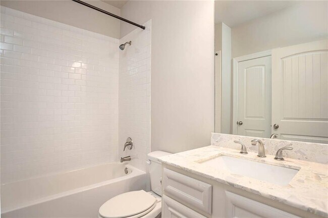 Building Photo - 2276 Caledonia Dr SE