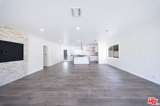 Building Photo - 8432 Glenoaks Blvd