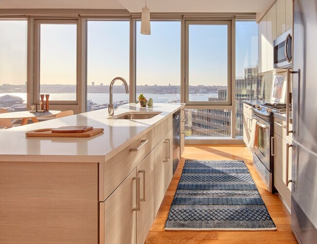 Building Photo - 550 W 54th St