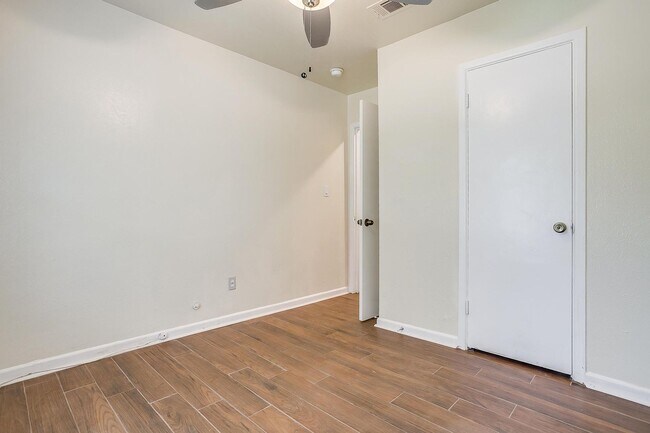 Building Photo - 3537 Half Moon Dr
