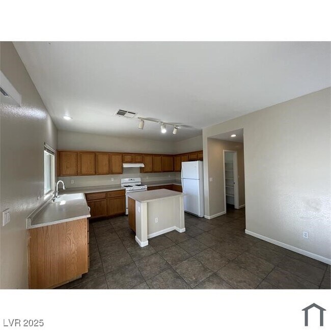 Building Photo - 909 E Malibu Sands Ave