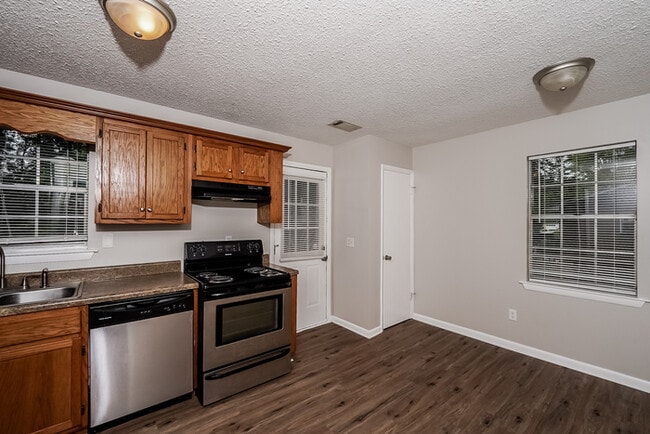 Building Photo - 1013 Sandy Brook Cir