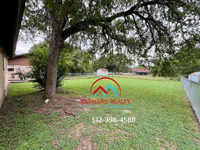 Building Photo - Available Now: 2 bed/1 bath Duplex With Hu...