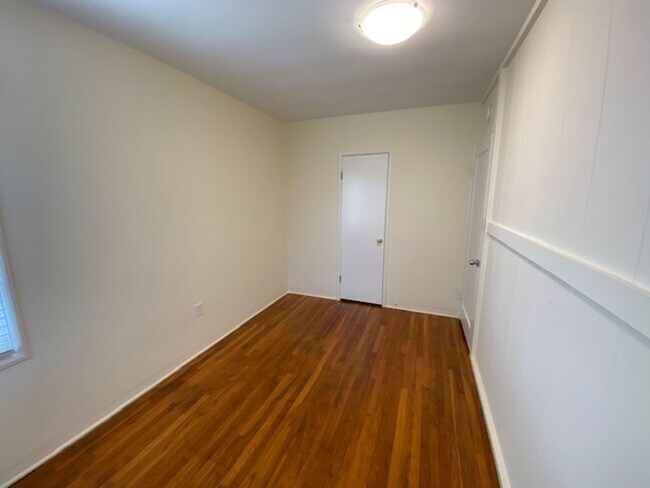 Building Photo - 916 Lighthouse Ave