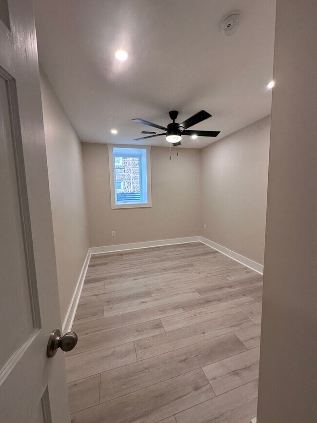 Building Photo - 824 E High St