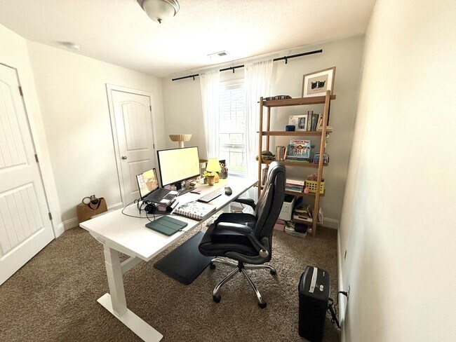 Building Photo - 607 Hollow Crst