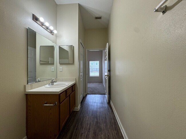 Building Photo - Move In Special! 1/2 Off 1st Months Rent T...