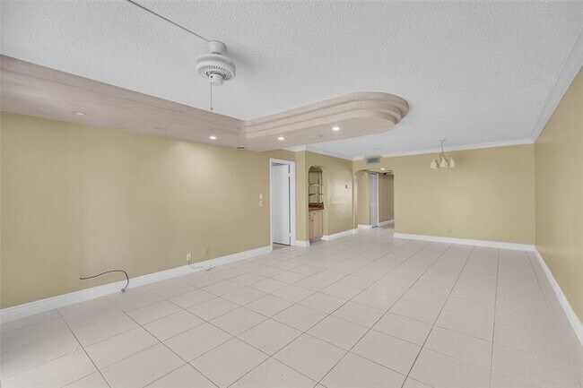 Building Photo - 350 Racquet Club Rd