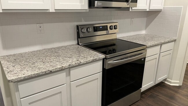 Building Photo - ***Special*** 50% Off the First Month Rent...