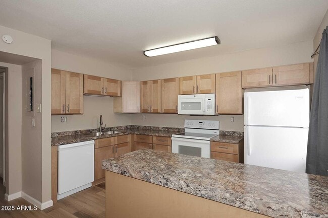 Building Photo - 944 S Valencia