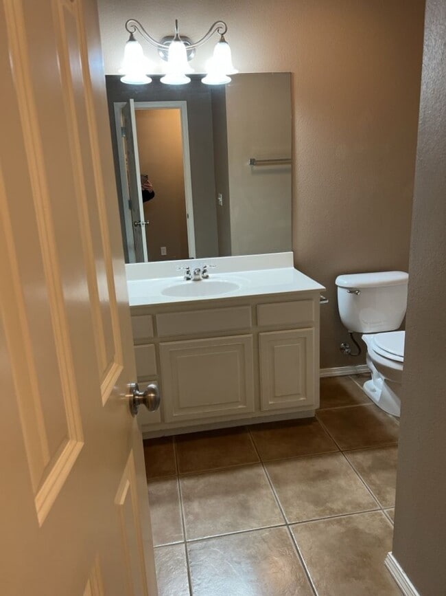 Building Photo - Welcome to this stunning 3-bedroom, 2-bathroom home located in the desirable Broken Arrow, OK.