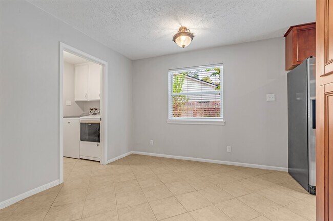Building Photo - 3250 Three Pines Dr