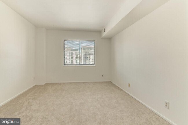 Building Photo - 1600 N Oak St