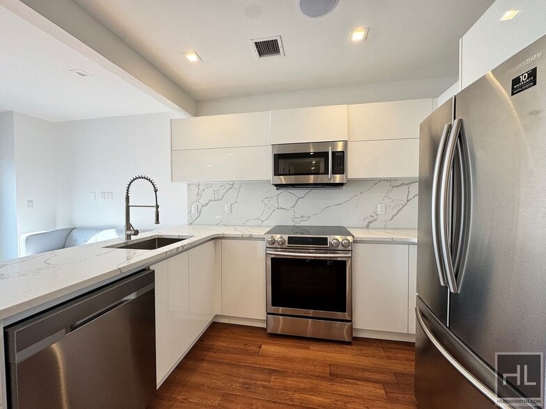 Primary Photo - The Vitoria - 27=04 Astoria Blvd Luxurious...