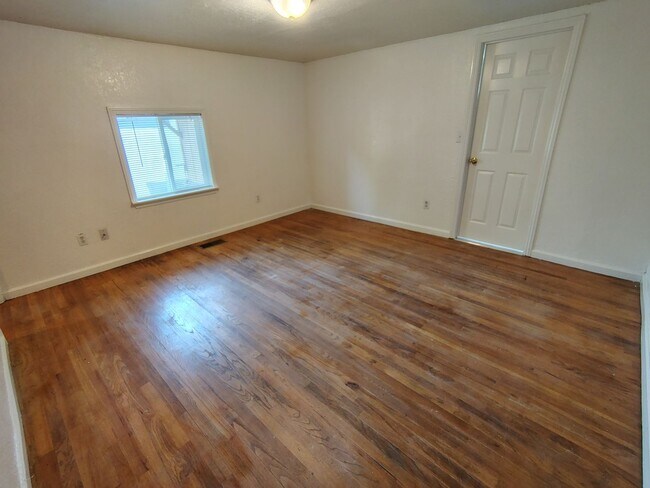 Building Photo - 1351 Leonard Ave