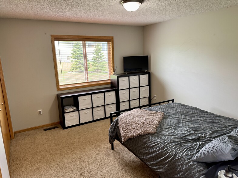 Building Photo - 438 Lake Trl