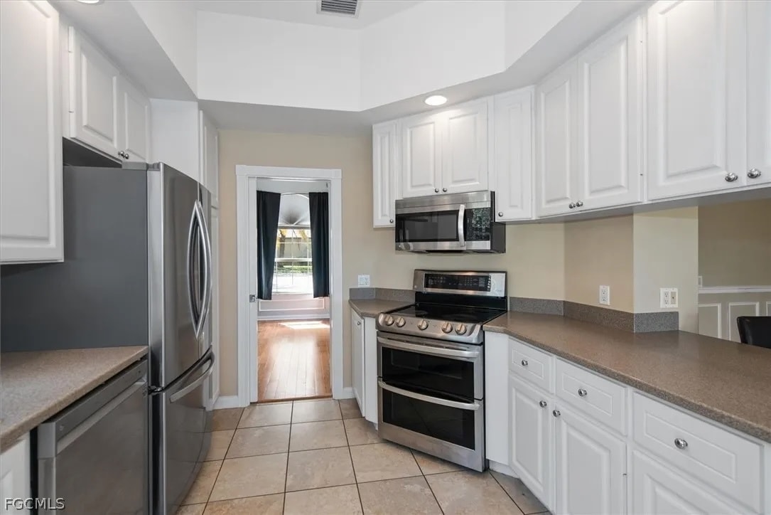 Stainless Kitchen - 2246 Heydon Cir W