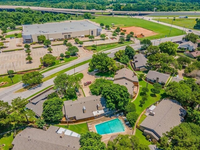 Building Photo - Captivating 3-Bedroom Escape with Private Deck & HOA Pool Access in Grand Prairie!