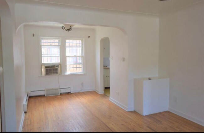 Building Photo - Charming six bedroom home near River North Art District!